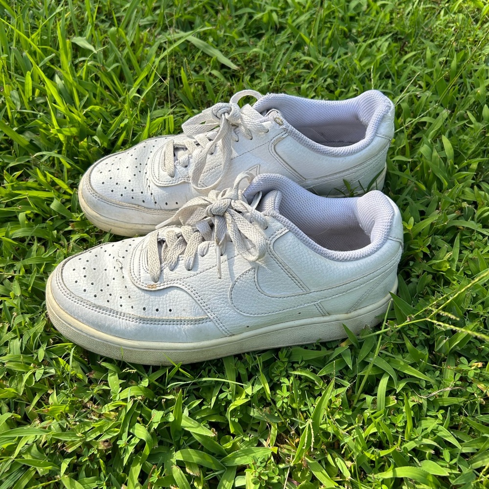 Nike causal minimalist white sneakers